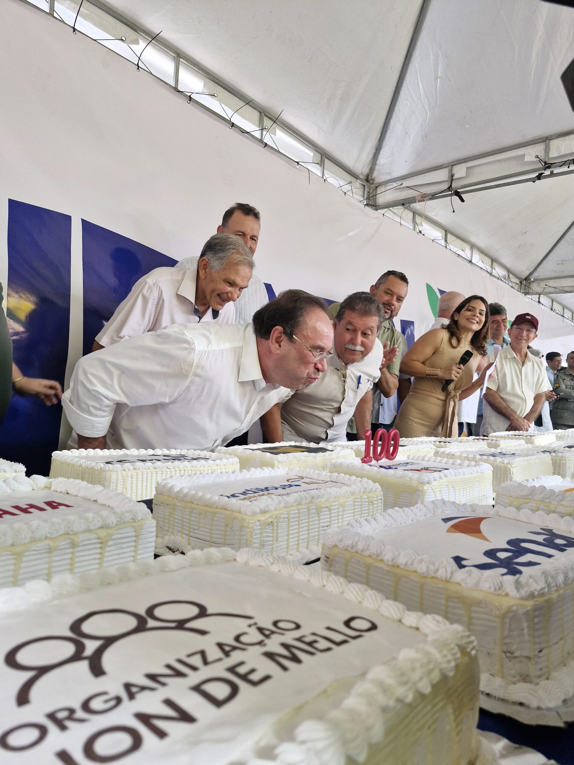 Leia mais sobre o artigo Parabéns, Arapiraca! 4 mil fatias de bolo são distribuídas na comemoração do centenário