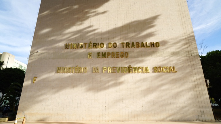 Leia mais sobre o artigo MTE prorroga para 1º de março de 2026 regra sobre trabalho em feriados no comércio