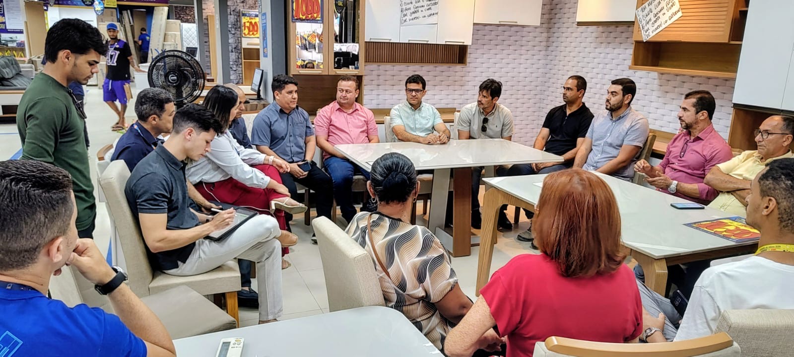 Leia mais sobre o artigo Empresários do centro de Arapiraca se reúnem com prefeitura para alinhar ajustes na obra de revitalização do comércio